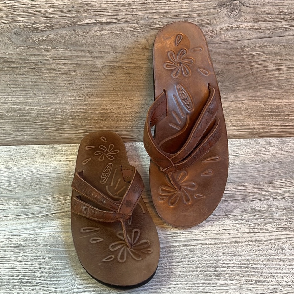 Keen brown leather floral etched flip flops size 7 - Picture 9 of 10